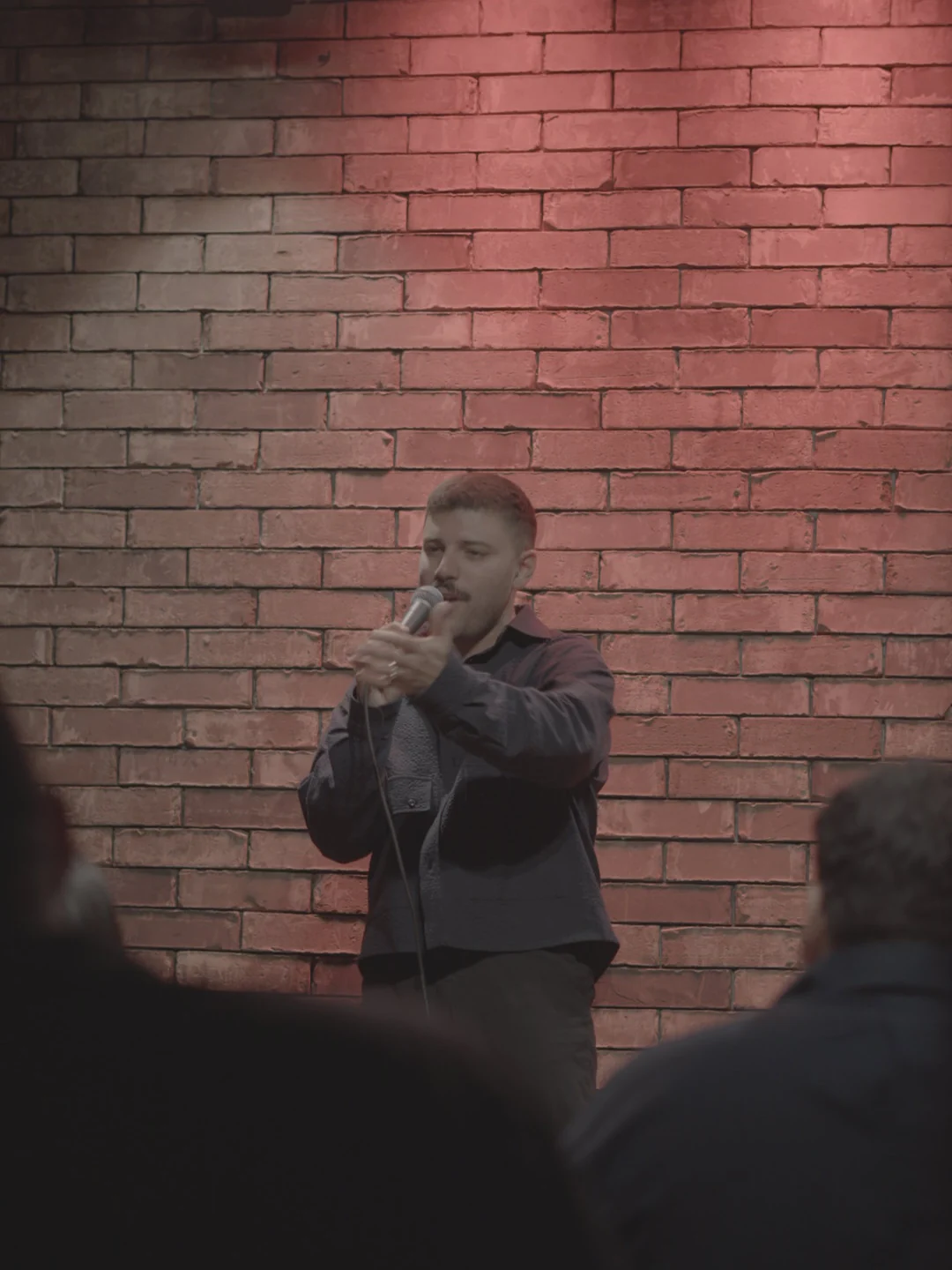 Ángelo Colina haciendo stand up comedy en Velvet Room